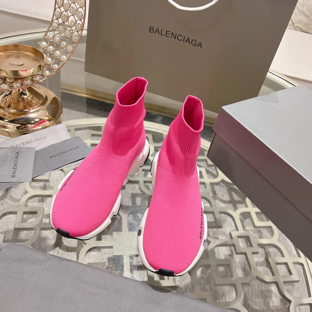 👟👟Ex-factory price 400👟👟 Balenciaga classic sock boots, originally produced by the factory, purchasing agent level. The latest original outsole mold, (TPU ten-vacuum outsole, the highest version on the market, please do not compare prices with TPR outsole, don’t bother if you don’t know the product) The black, white and red three-color vacuum sole shows high-end luxury. •Upper: elastic fly weave double-layer composite gold wire high-elastic knitted mesh cotton •Inner lining: imported double-sided velvet, which is comfortable and resilient to shape •Insole: original imported terry cloth, breathable but not fading •Sole: TPU ten-vacuum outsole (to eliminate pores) •Packaging: full set of packaging (certificate, invoice, cloth bag, handbag) •Size: 34-45 standard code (34, 45, 46.47 can be customized and are not returnable)